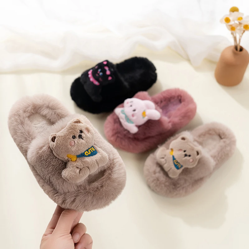 

Домашние детские плюшевые тапочки с милыми игрушками, зимние новые детские теплые, нескользящие и удобные тапочки.