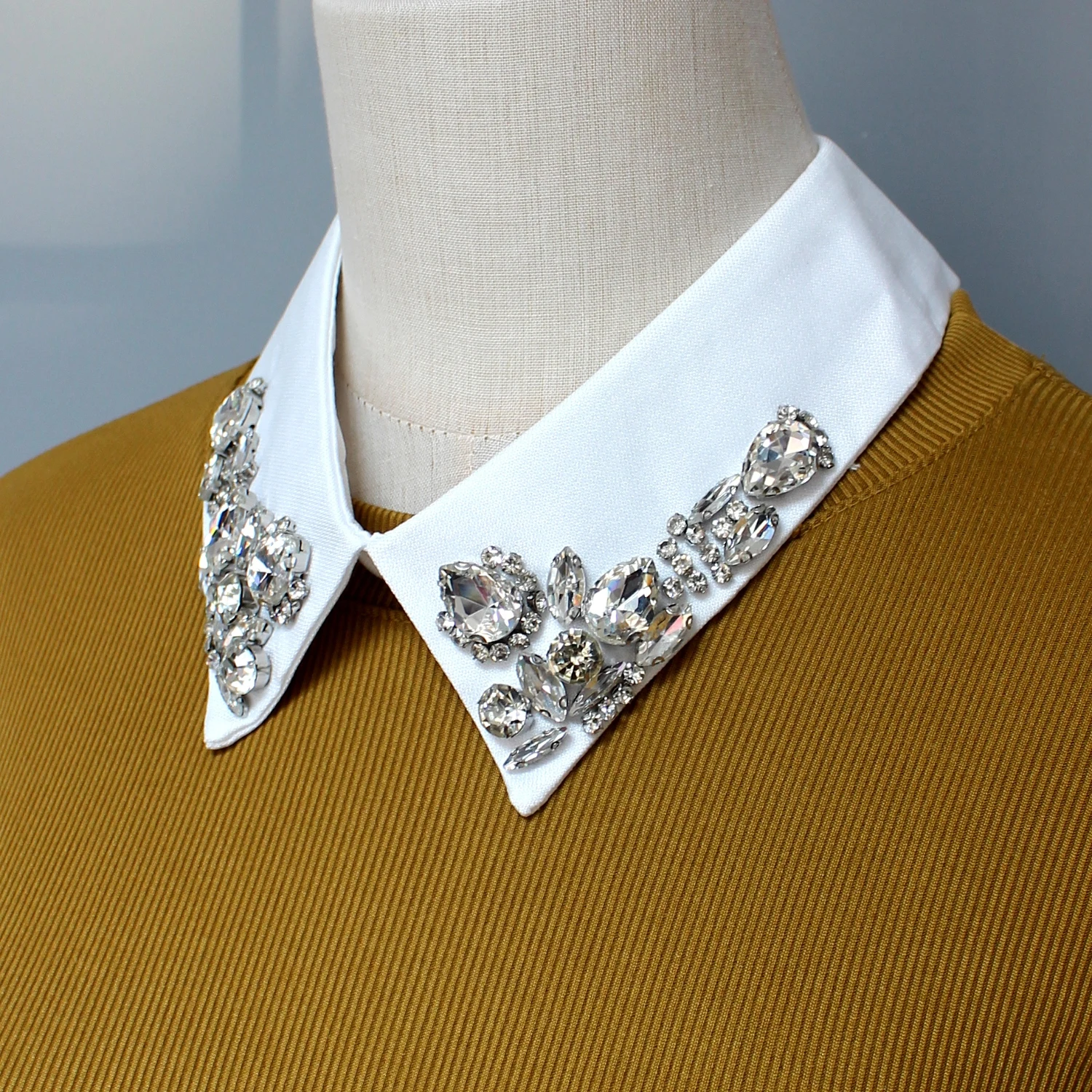 1 Stück luxuriöser Strass-Kunstkratz, mit glänzenden Diamanten und handgenähter Verarbeitung. Entworfen mit Sonnenblume und C – Detail 8