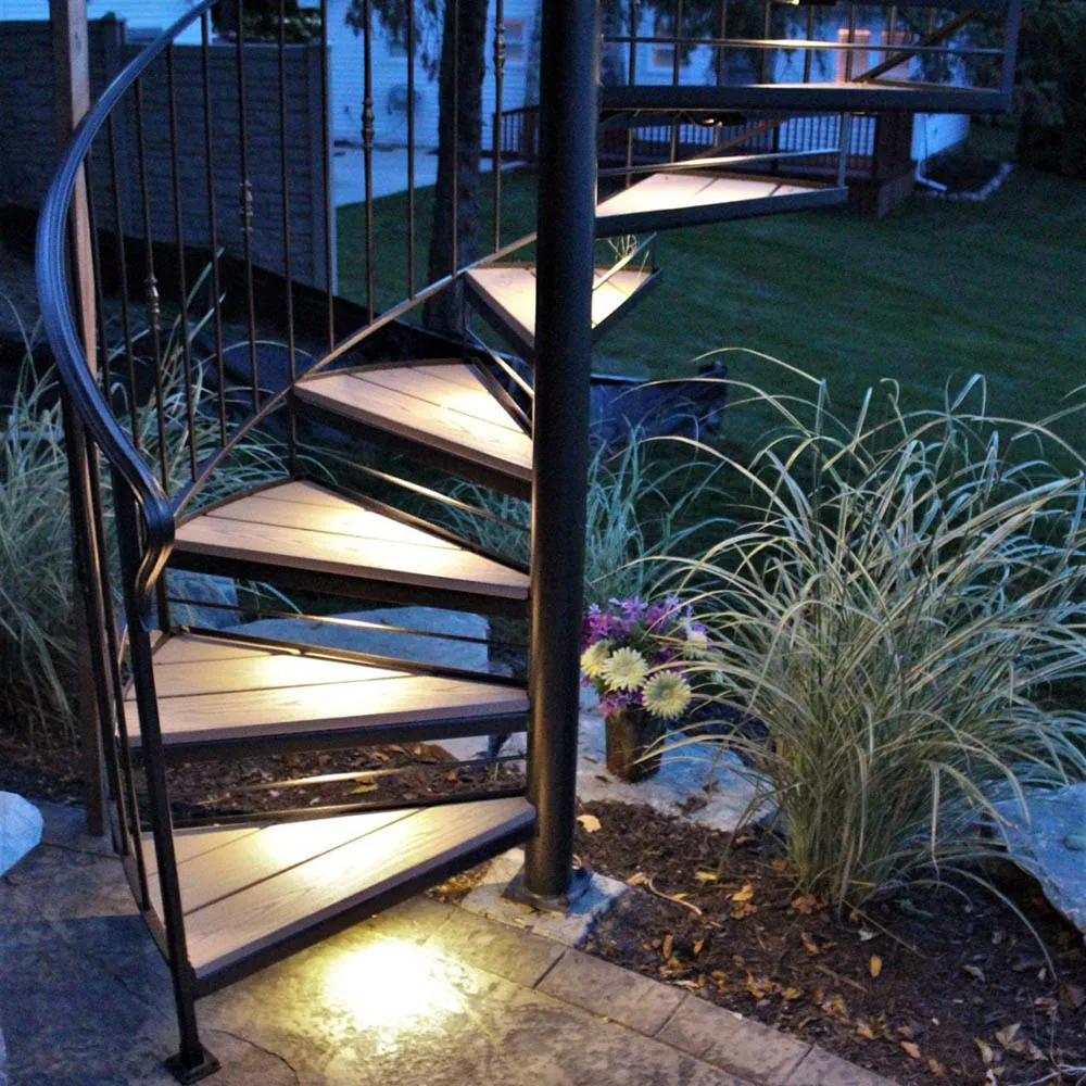 Personalizzazione Scala a spirale con gradino in vetro commerciale per villa facile da installare Scale elicoidali per interni residenziali con battistrada in legno per esterni