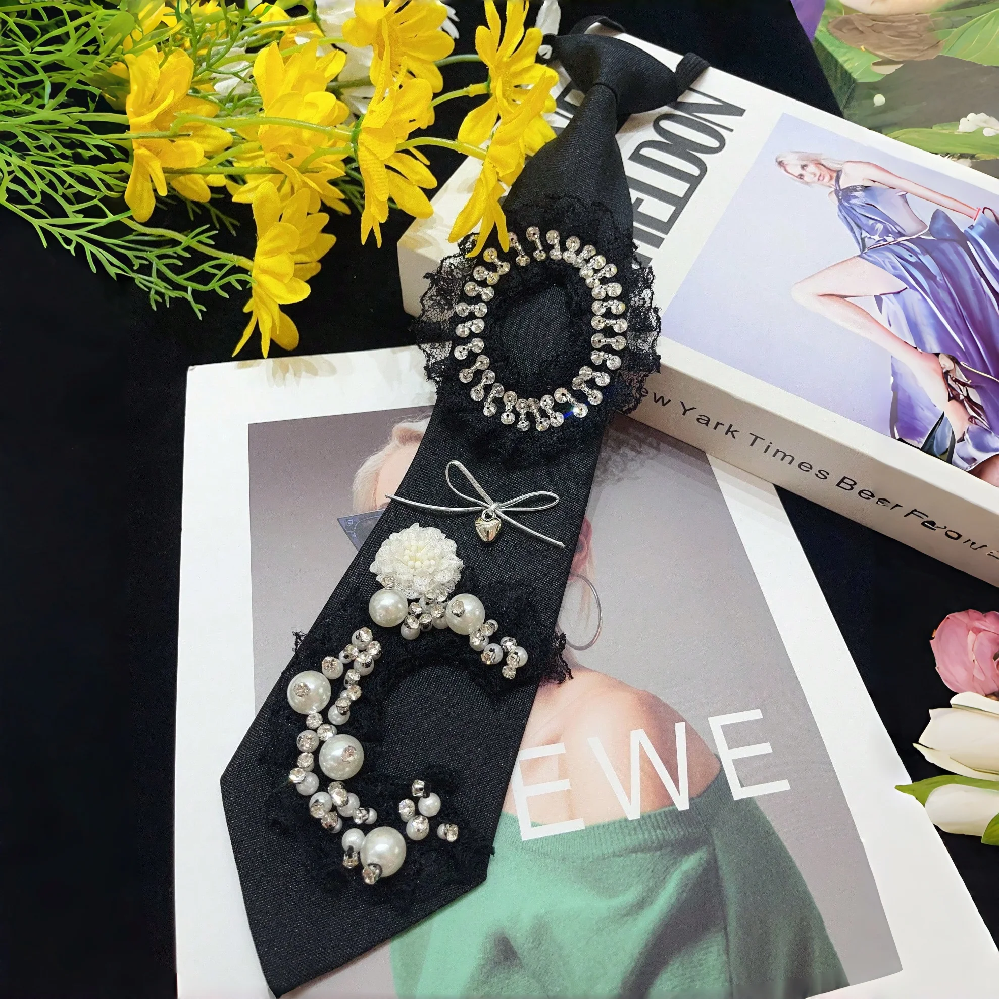 1 Corbata de poliéster brillante (fibra de poliéster) para mujer [estilo francés retro de alta sociedad] Corbata de encaje de perlas de alta gama con diseño único y adornos de diamantes de imitación, adecuada para fies