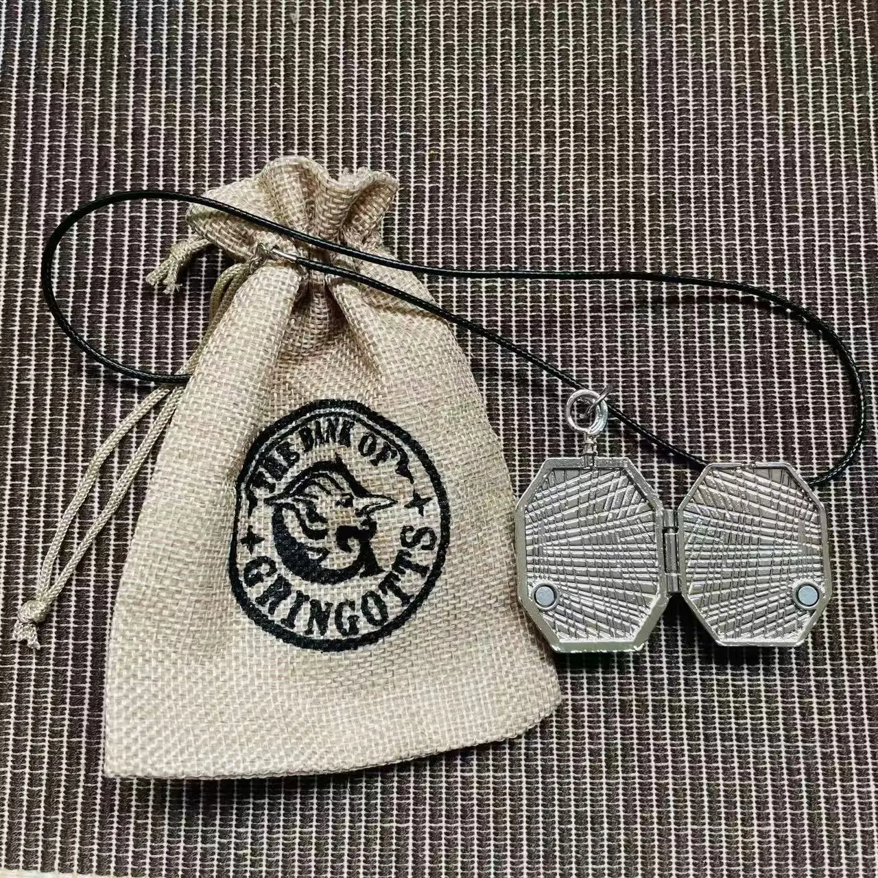 Magic World Cos Prop Can Be Opened Locket Pendant Props Gift Sack 2PCS Set Easter Halloween Christmas Thanksgiving Gift - view 3