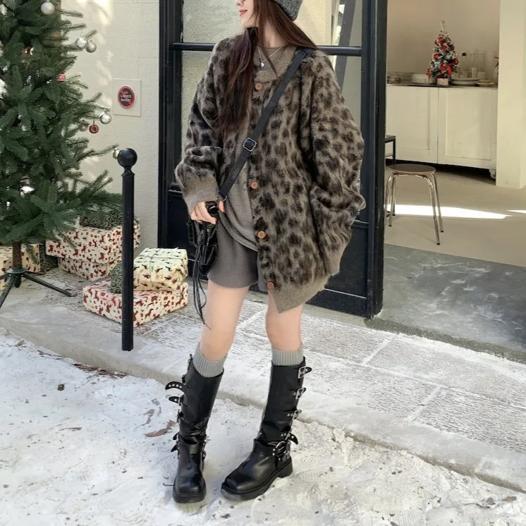 سترة مشغولة من الصوف النساء البلوزات عارضة لاعبا معطف ليوبارد طباعة جولة الرقبة طويلة الأكمام فضفاضة تناسب سميكة الشارع ارتداء 2025 الخريف