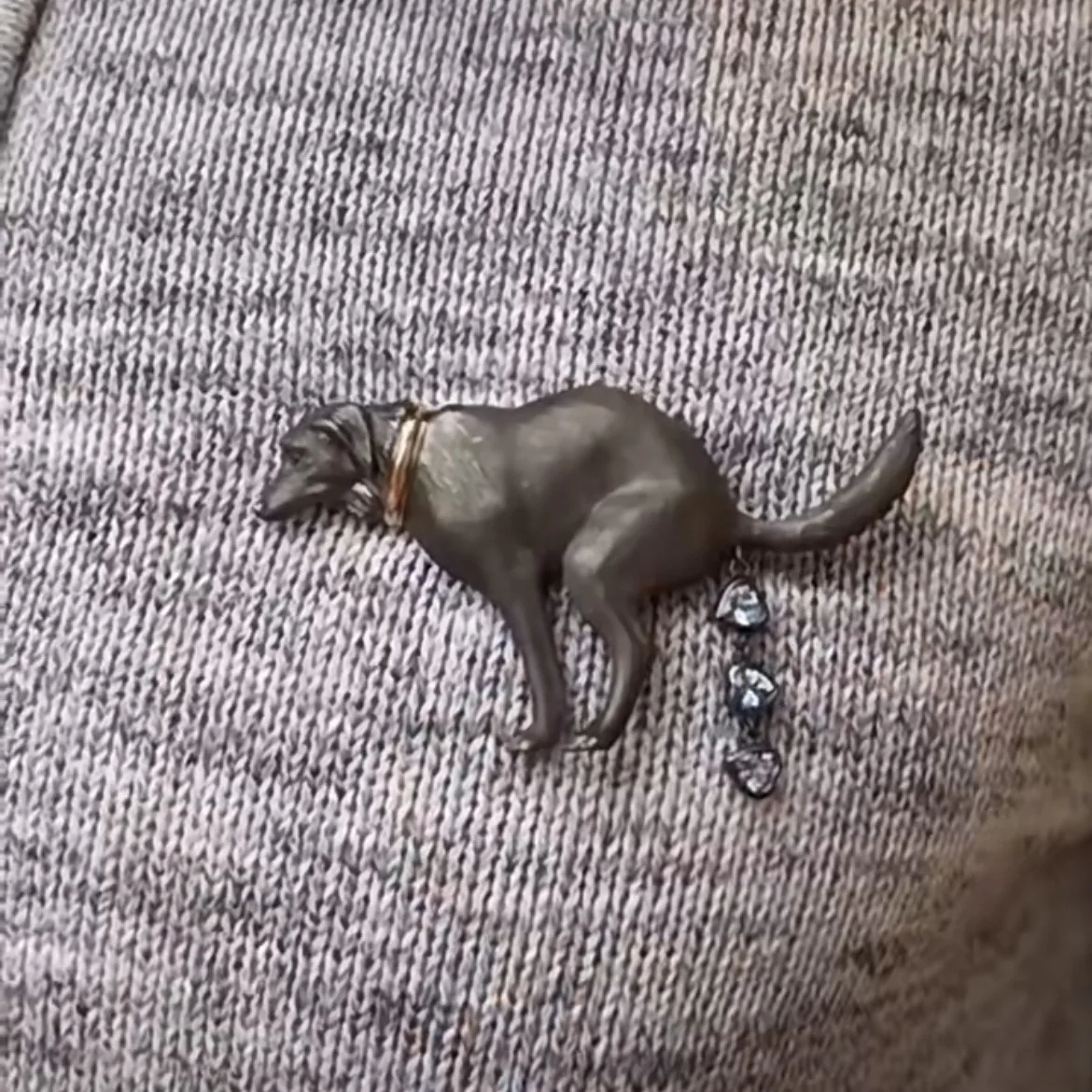 Cross-border European and American personalized spoof design dog pooping funny metal brooch heart diamond-encrusted sweater pin
