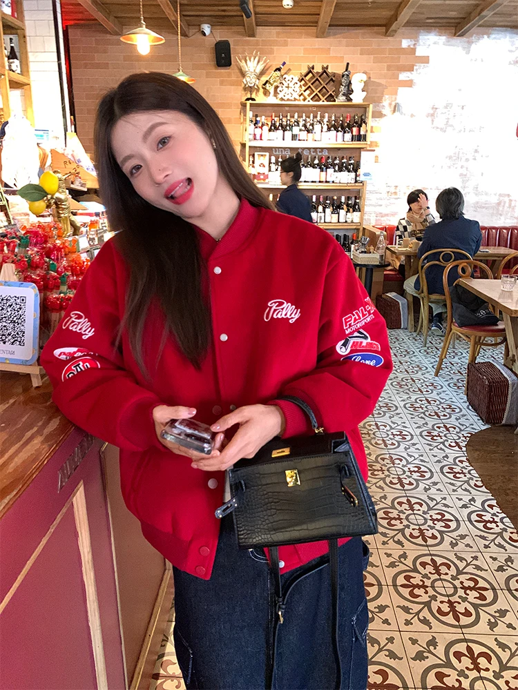 جاكيت بيسبول كلاسيكي أحمر من الصوف لفصلي الخريف والشتاء، مقاس صغير، ملابس خارجية بأسلوب عملي، تصميم فضفاض مع تطريز، أكمام طوي...