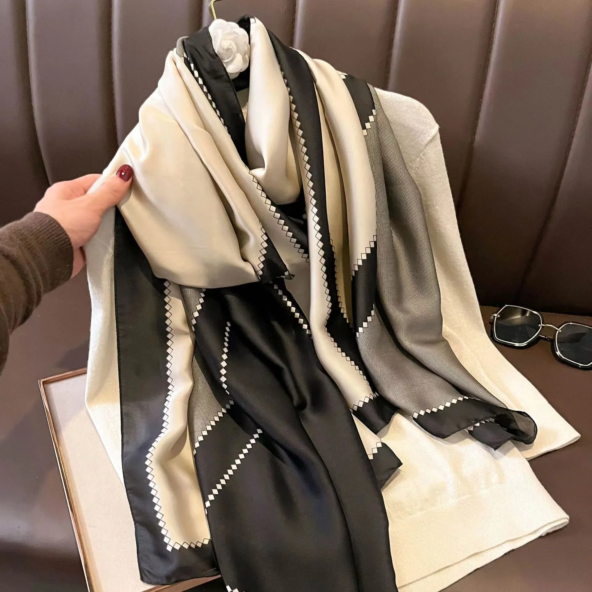 Frauen Mode druck Seiden schal Luxusmarke warm 180x90cm Schals beliebte Wut Satin Finish Schal die vier Jahreszeiten Design Hijab