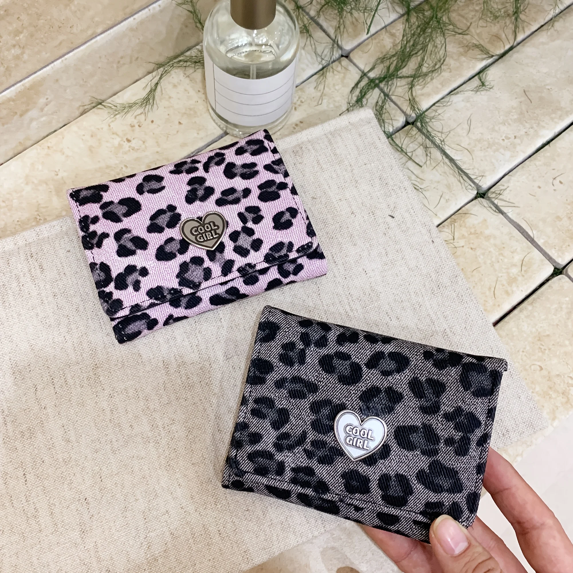 Vintage Leopard Print Heart-Shaped Short Wallet for Women, Niche Minimalist Card Holder, Portable High-Value Multi-Functional Id Card Holder. Vintage Leopard Print~Korean Style Niche Heart-Shaped Hardware Minimalist Fashion Women's Wallet 70% off Large Capacity Wallet