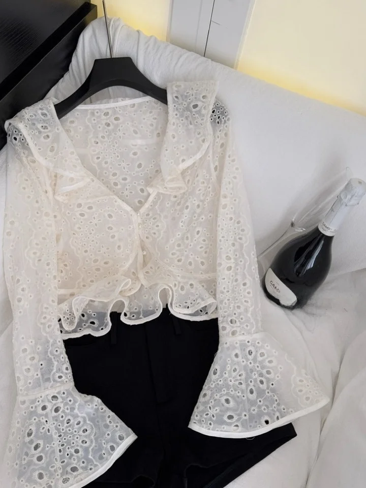 

French Sle Slim Fit irt Women's Heavy Embroidery V-ne Bell Sve ort Top Waist-cinched Hollow out Lace Trim