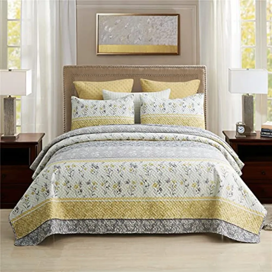 

3-Piece Size Quilt Set with 2 Pillow Shams- Boho Reversible Soft and Lightweight Quilt Bedding Bedspread Coverlet Set