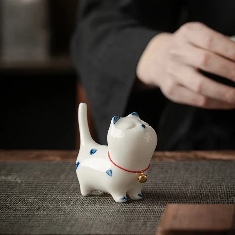 

Cute little cat ceramic desktop decoration, soft and cute healing tea pet pen holder, hand painted home interior decoration