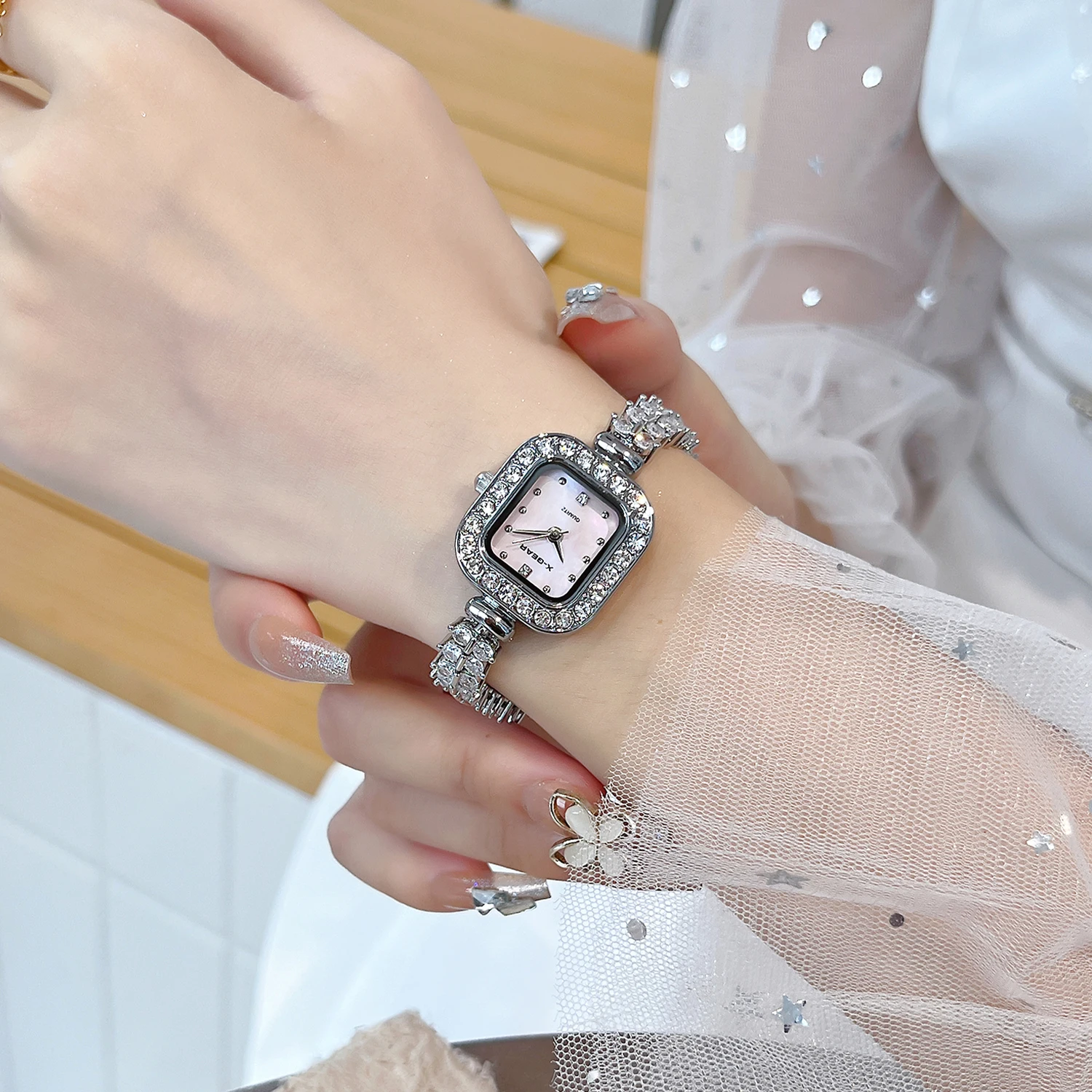 ساعة X-GEAR النسائية المربعة الصغيرة الجديدة - سوار الماس ذو الصف المزدوج مع قرص أم اللؤلؤ العصري ولمسات الماس Quar