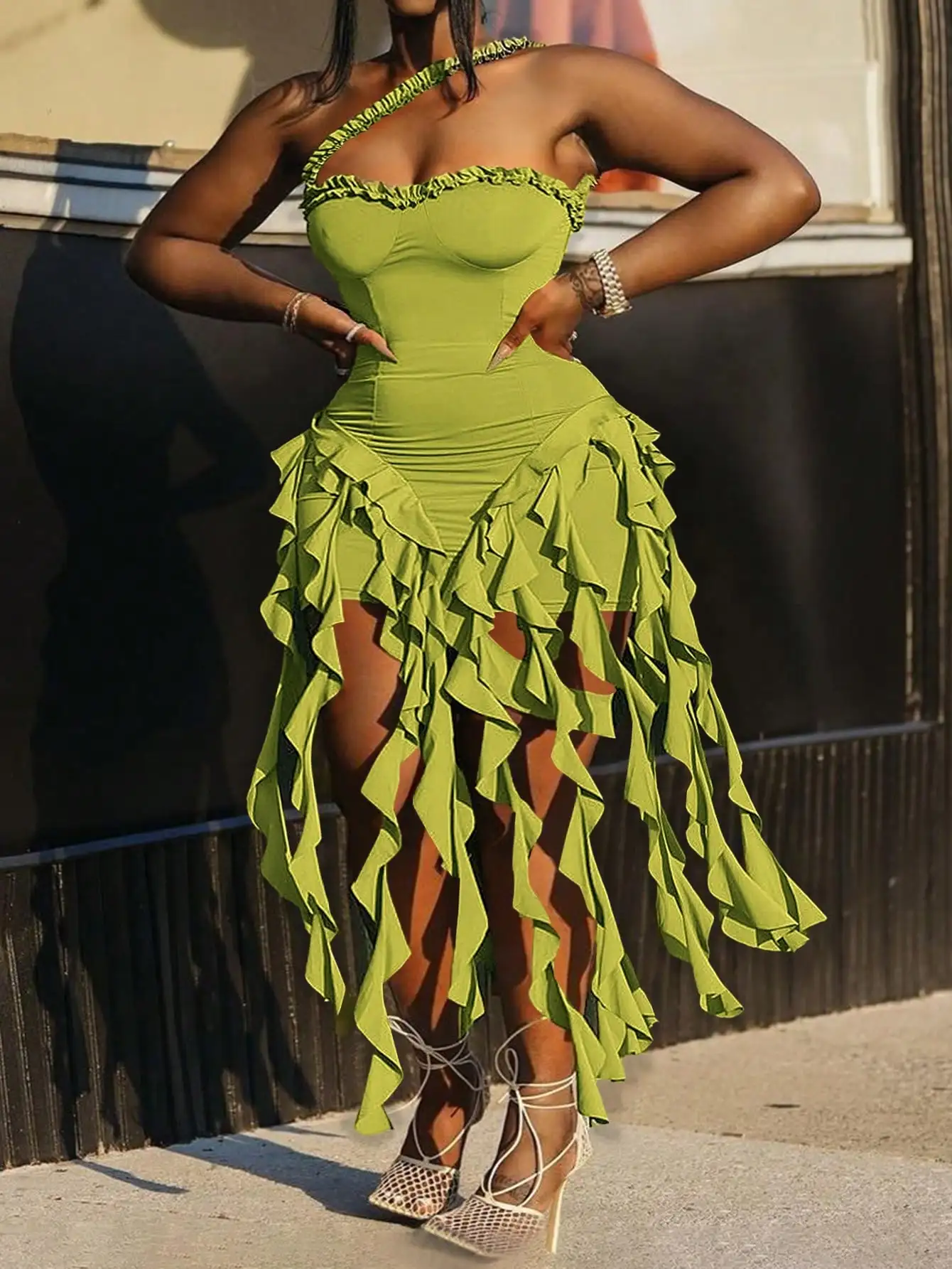 Vestido ceñido al cuerpo de talla grande verde lima con un solo hombro y volantes en el bajo para verano