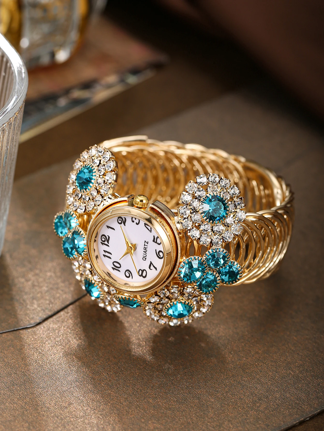 قطعة واحدة من ساعة السيدات الفاخرة الخفيفة والمتفجرة ذات الغلاف الجوي، وهي منتج أنيق يجب اقتناؤه للتجمعات وأماكن العمل