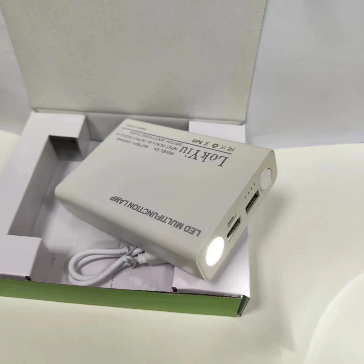 Foco LED multifuncional, reflector y carga de productos electrónicos.