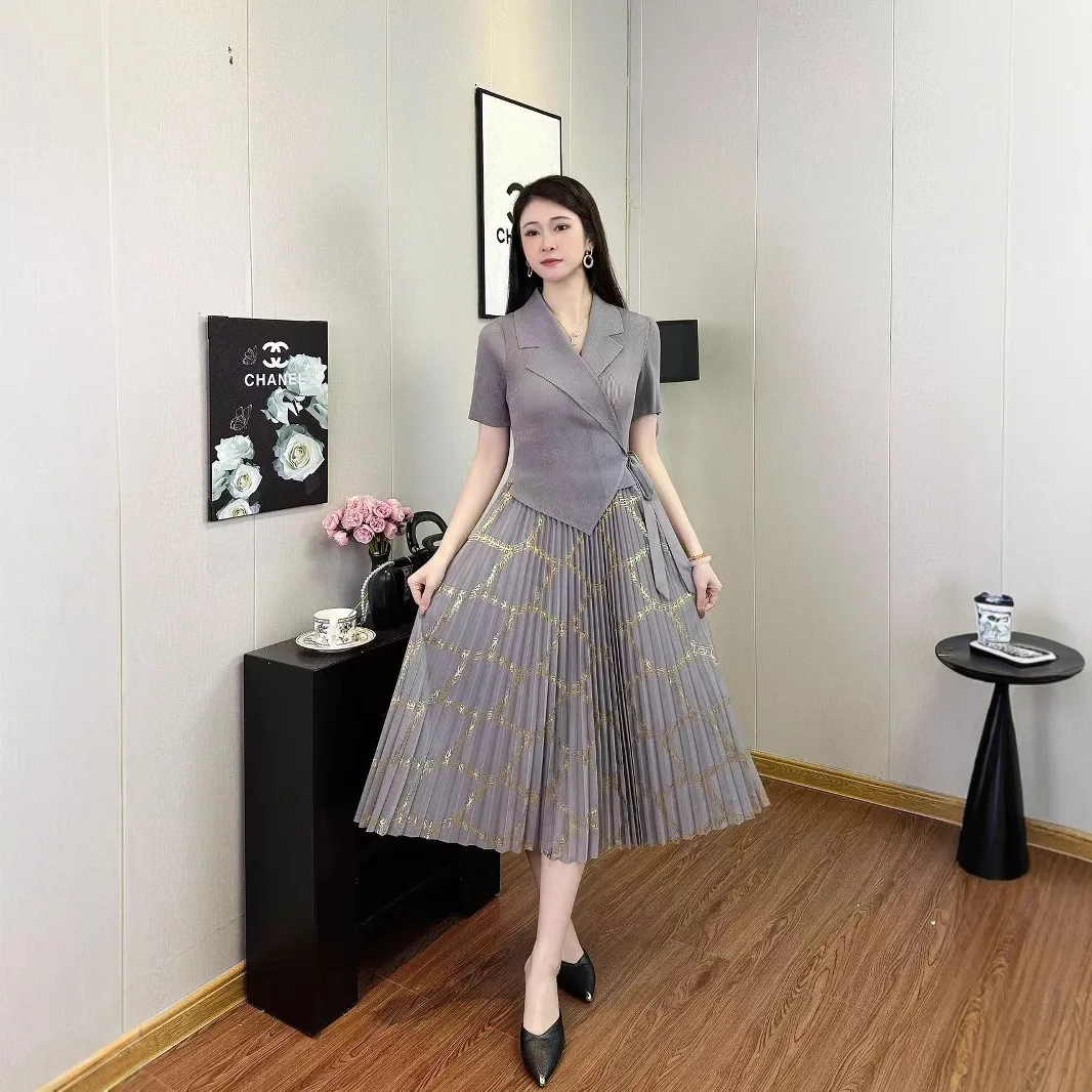 

Miyake Style Pleated Dress for Women 2025 New French Gold Stamping Heavy Industry Suit Collar Lace Waist-hugging Midi Skirt