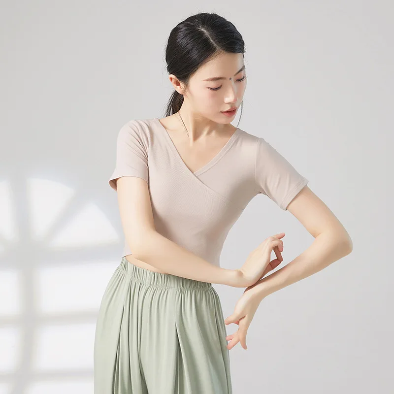Abiti per la pratica della danza, le donne adulte indossano top a maniche lunghe prima e dopo, abiti da danza moderna, danza classica cinese