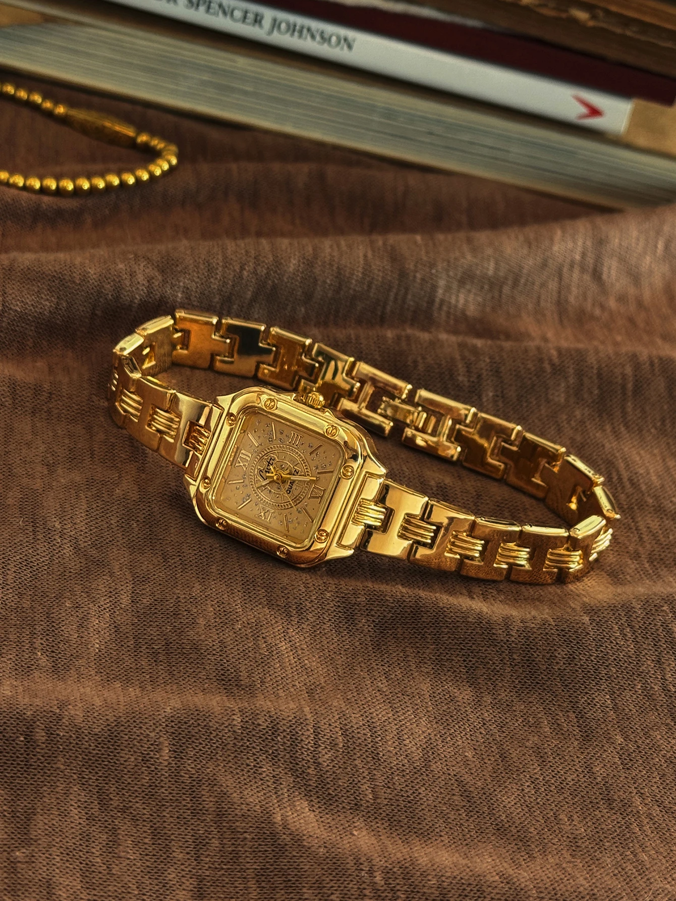 ساعة نسائية جديدة بمينا مربع ذهبي، طراز كاجوال أنيق وبسيط، قرص أرقام رومانية، عصرية وفريدة من نوعها، ساعة كوارتز نسائية مقاومة للماء حتى 30 مترًا، مناسبة للحياة اليومية والحفلات #1