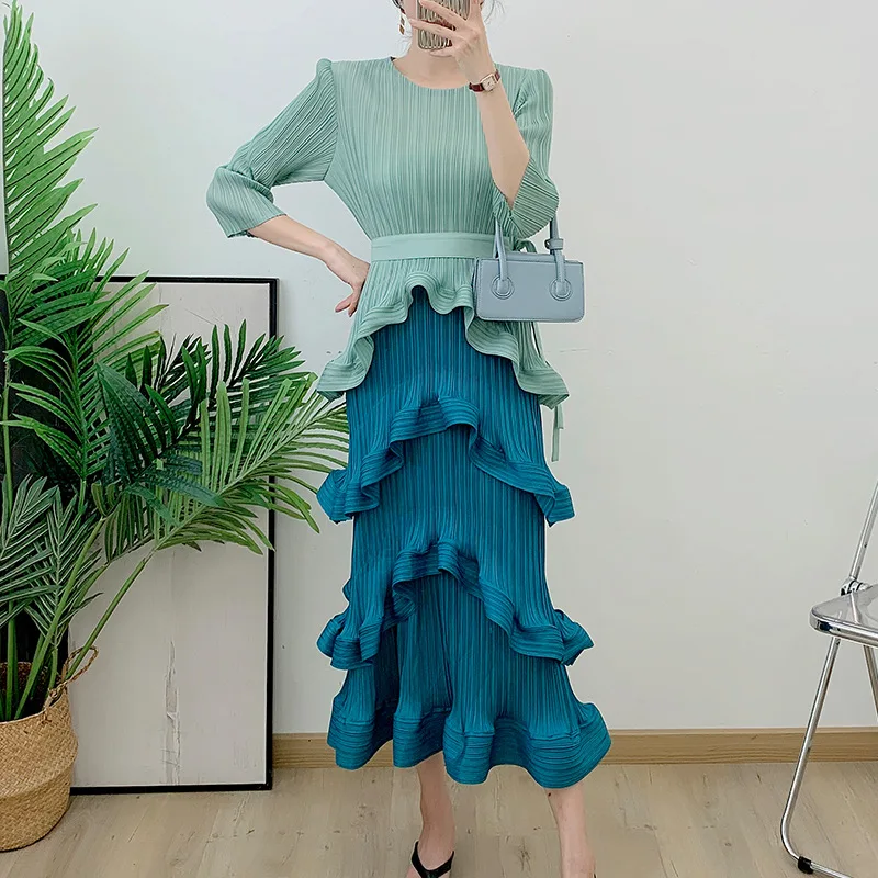 

Boutique Top Women MIYAKE Contrast color pleated cake skirt autumn new design niche mid length looks slimmer [YS23163]