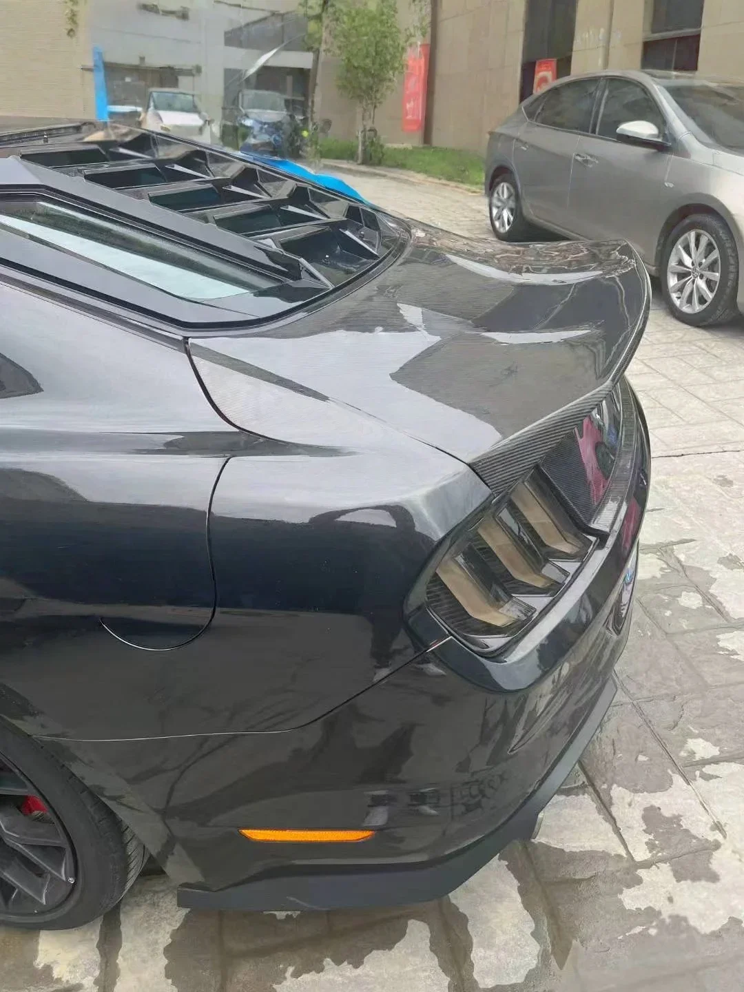 High Quality CSL Style Carbon Fiber Trunk for 2015-2023 Mustang Rear Tailgate Decoration Screw Installation view 4