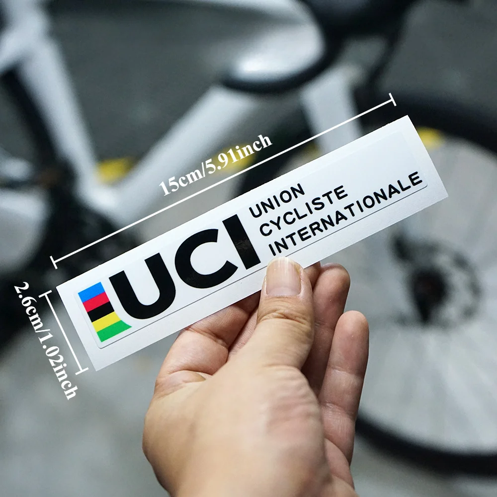 ملصق فني عصري "UCI Cycling Union"، مثالي لقفصان ركوب الدراجات وأغطية الكمبيوتر المحمول، يعرض ركوب الدراجات الاحترافي الرائع - مظهر تحت عنوان