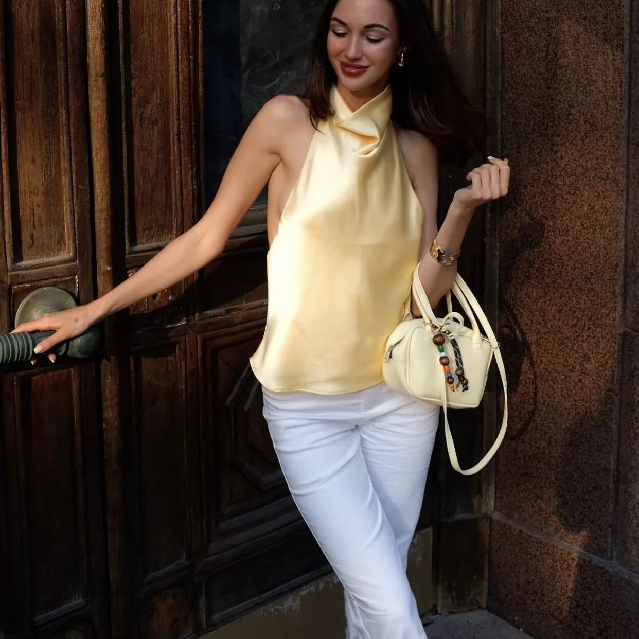 Sukienka wieczorowa z jedwabiu BSAY, nowy styl na lato 2025, elegancka, modna, z dekoltem typu halter, odkrytymi plecami i falującym kołnierzem.