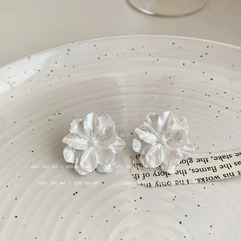 Korean New White Flowers Stud Earrings for Women Fashion Personality Design Bijoux Wedding Birthday Gift Jewelry Wholesale image 5