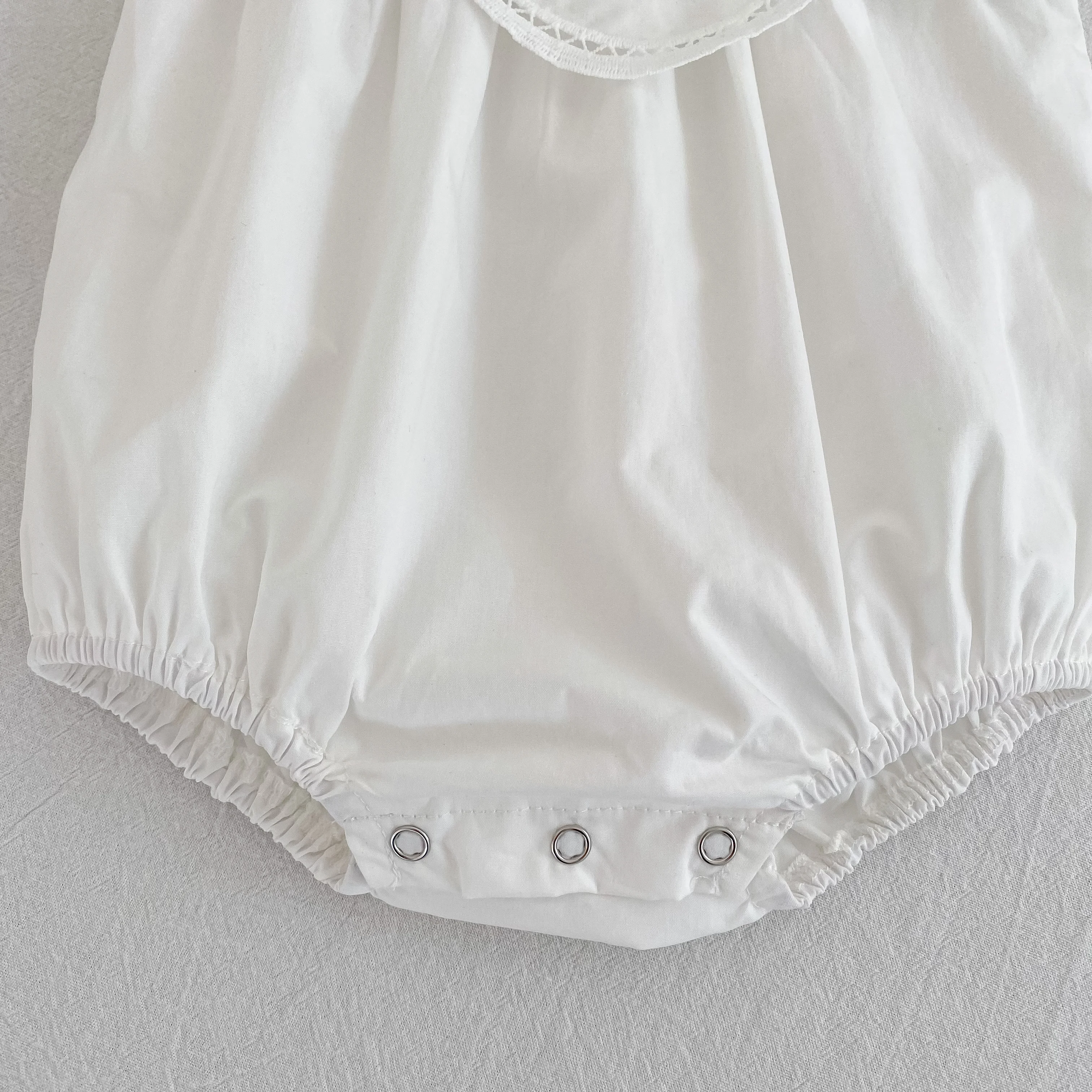 0-24M Baumwolle Sommer Baby Mädchen Kleidung Neugeborenes Baby Mädchen Strampler Ärmelloser Blütenblatt-Kragen Overall – Detail 10