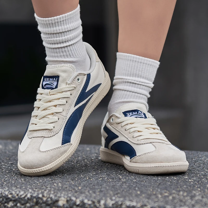 

The new 2025 model casual sports shoes are made of mesh fabric, which has good breathability. They are fashionable and versatile