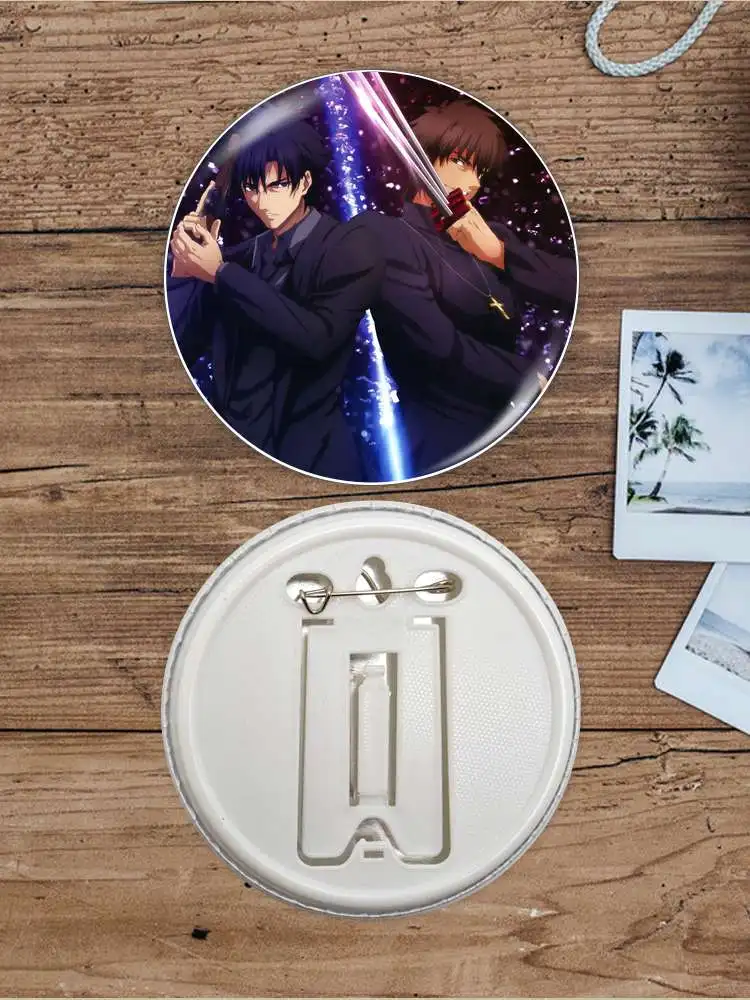 Kotomine Kirei لعبة أنيمي شخصية لينة زر شارة بروش مرساة الأجهزة الطرفية دبوس 75 مللي متر تزيين مُثبت الطرفية