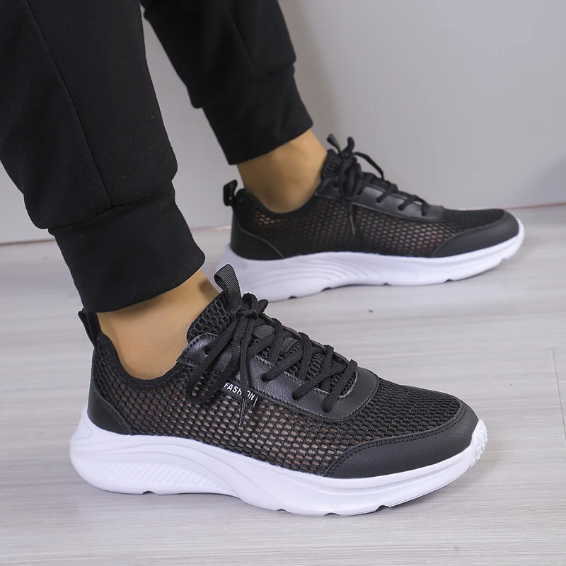 

Мужская легкая прогулочная обувь, дышащая модная сетчатая обувь для бега на шнуровке, черные летние весенние повседневные лоферы, размер 38-46, подарок для отца