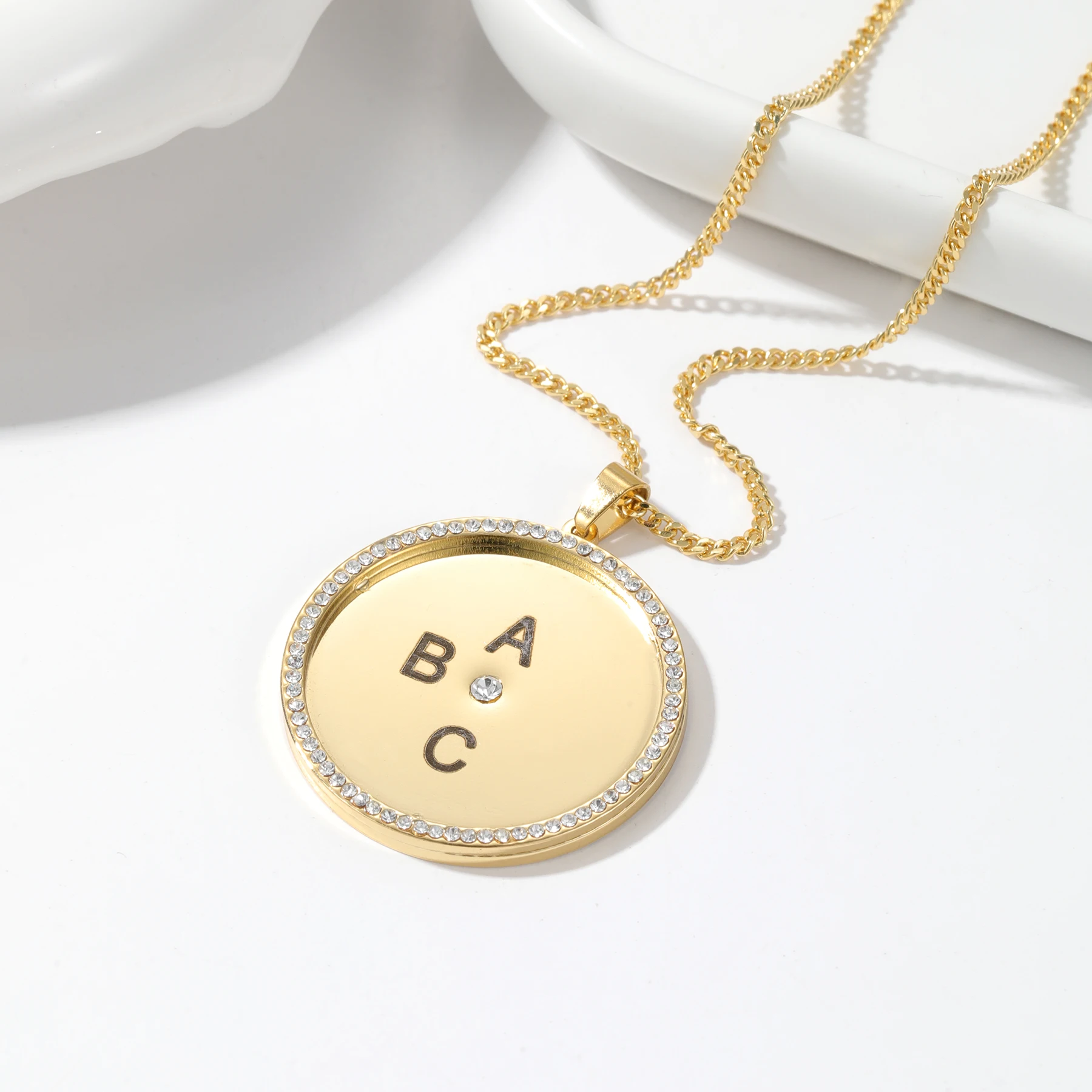 

Ожерелье с монограммой на заказ, нержавеющая сталь, позолоченный бриллиант Halo, круглый кулон, центральный камень, начальный рождественский подарок для женщин