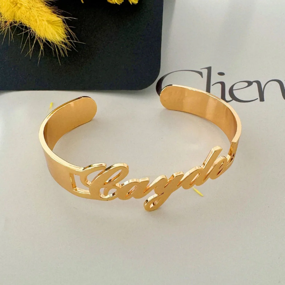 Pulsera de acero inoxidable con nombre personalizado para mujer, brazalete de oro y plata, abalorio personalizado, regalo del Día de San Valentín