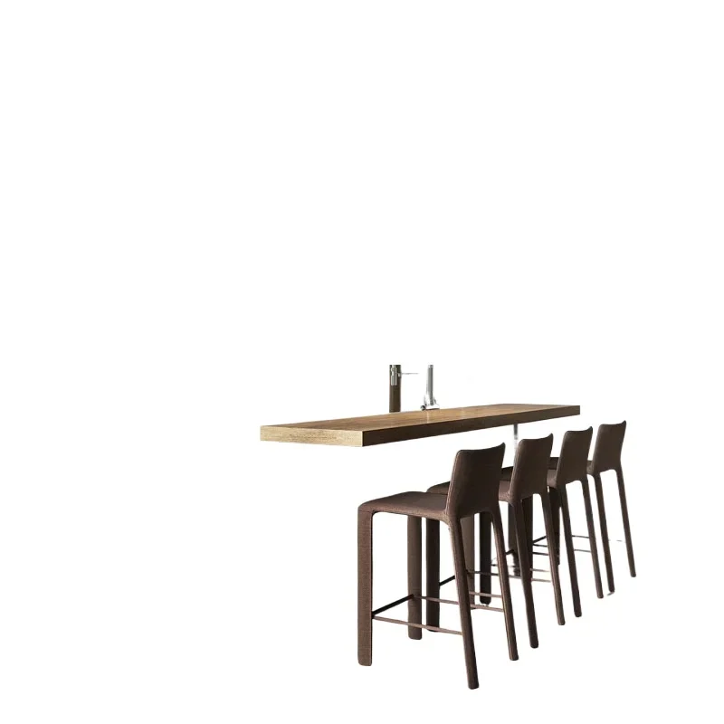 مجموعة خزائن المطبخ الحديثة مع خزائن شاكر بيضاء وجدران رمادية وشرائط خشبية وكراسي عالية يتم إضافة دفءها إلى تصميم المطبخ