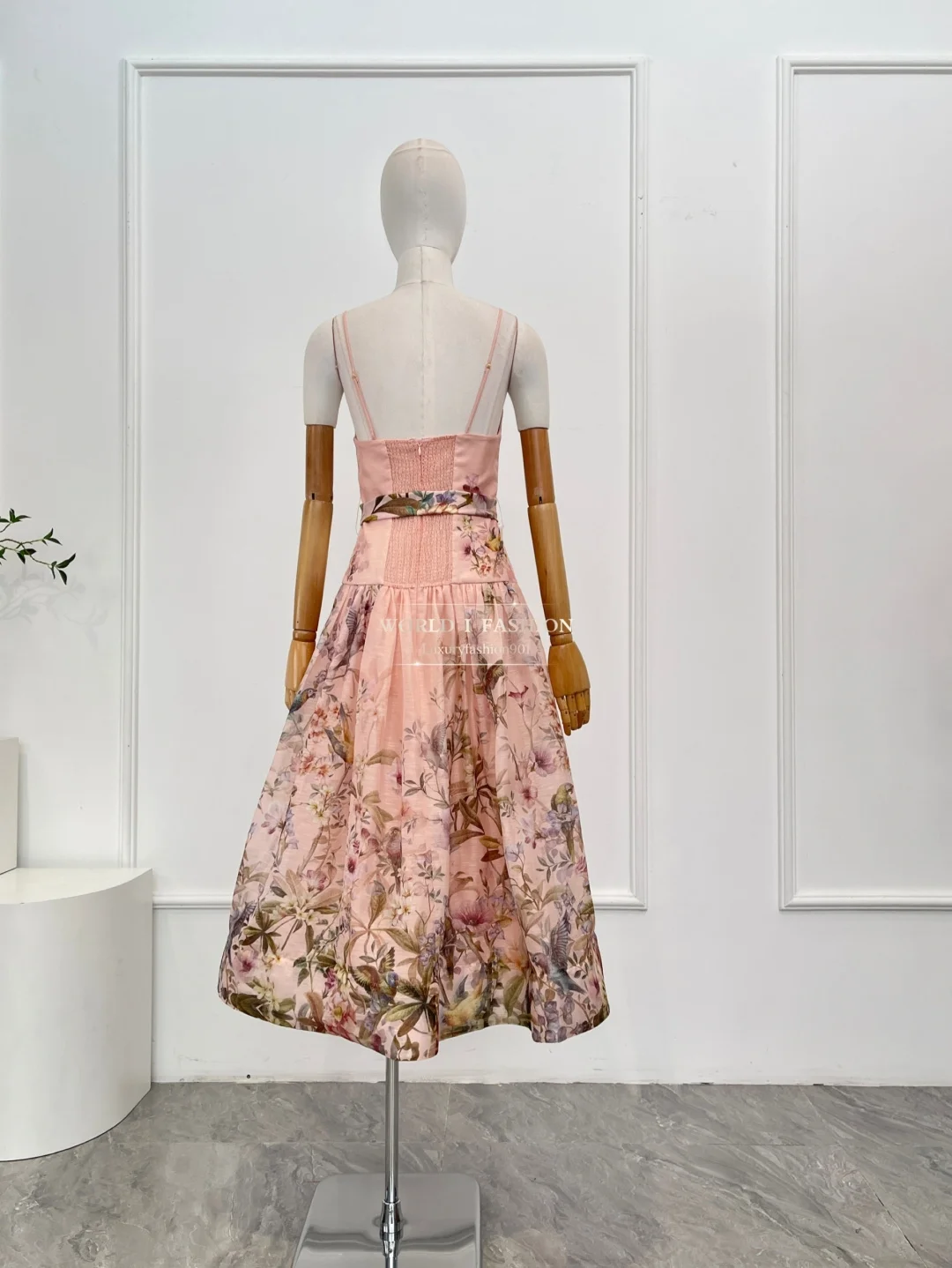 Vestido midi sin espalda sin mangas con estampado de pájaros florales rosas 2025 Nuevo diseño
