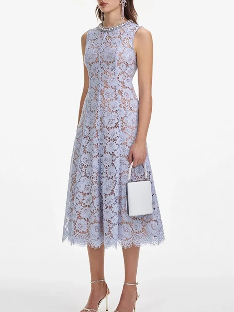 2025 Nuova moda estiva femminile pizzo scava fuori fiori abiti a metà polpaccio chic bordo perline o-collo slim fit elegante abito senza maniche