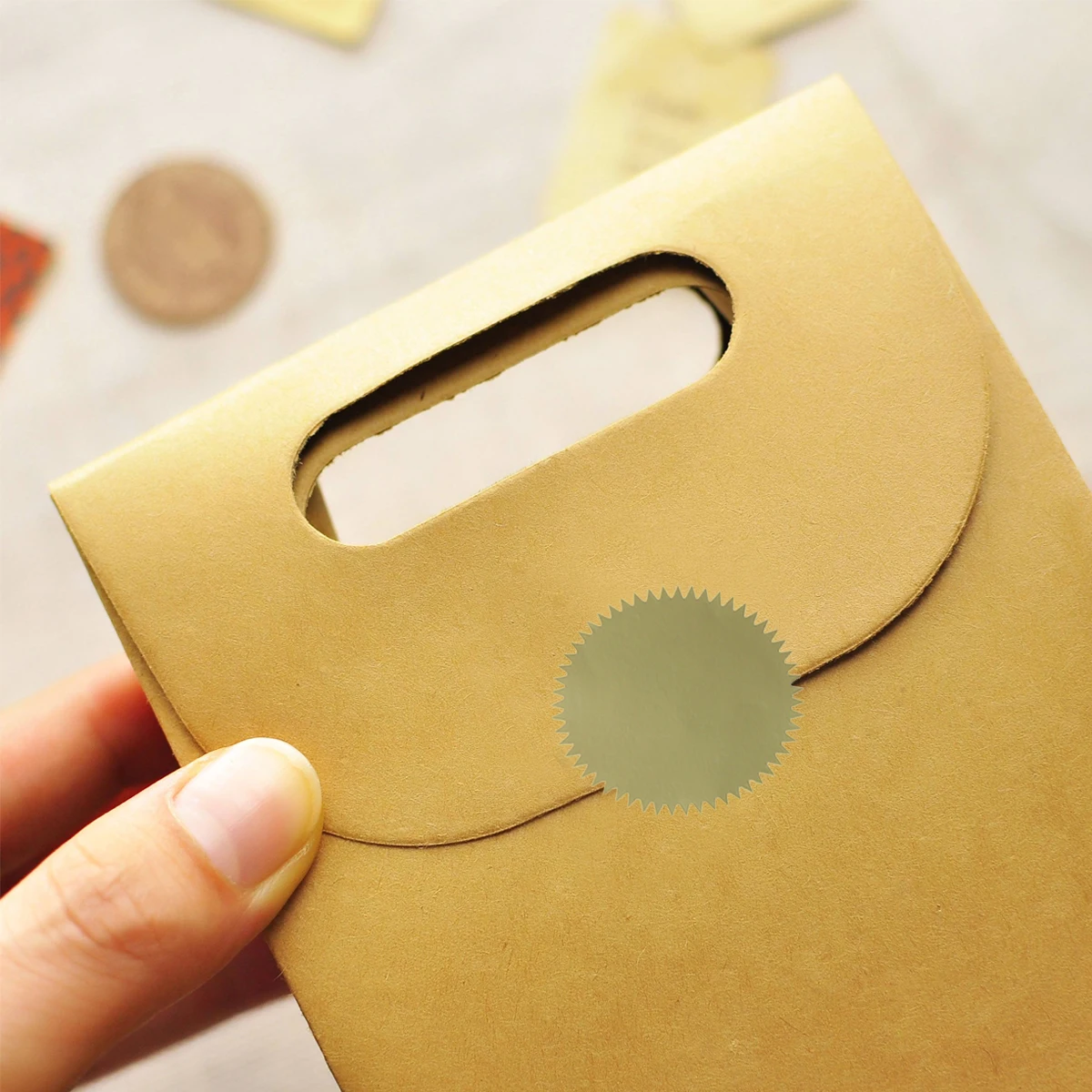

40 Pcs Adhesive Round Sealing Sticker Circle Stickers DIY Gift Packing Paste Golden