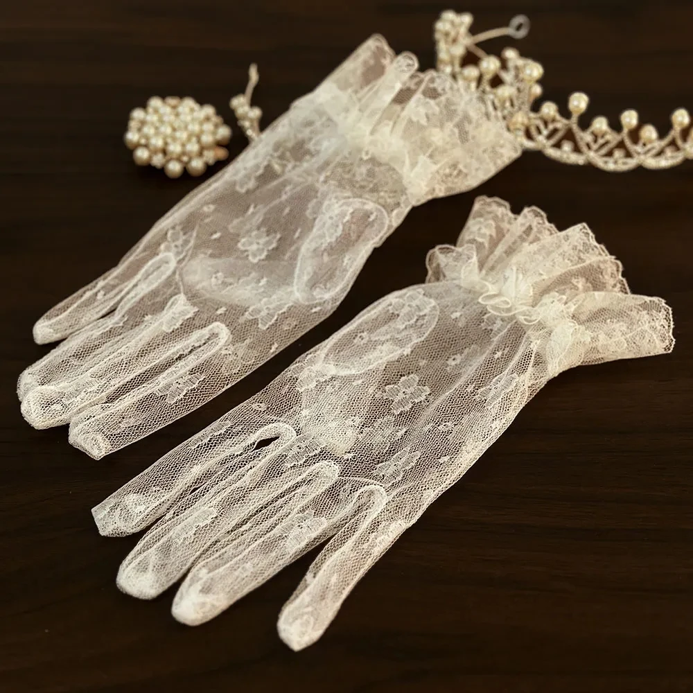 Immagine 4: Guanti da Sposa Vintage in Pizzo Bianco con Fiocco e Perle per Abito da Sposa e Servizio Fotografico