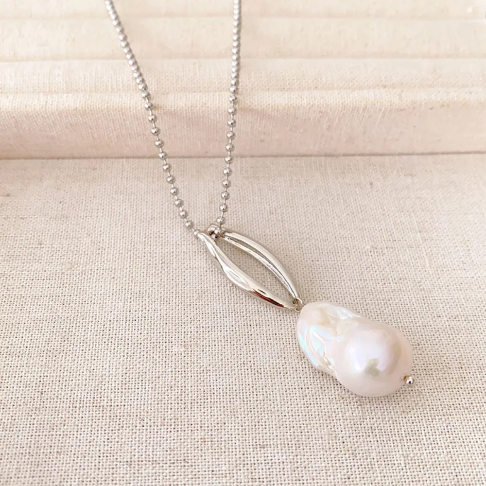 

New Natural Special-shaped Baroque Cultured Pearl Pendant Necklace for Women High-end Clavicle Chain Light Luxury Niche Design