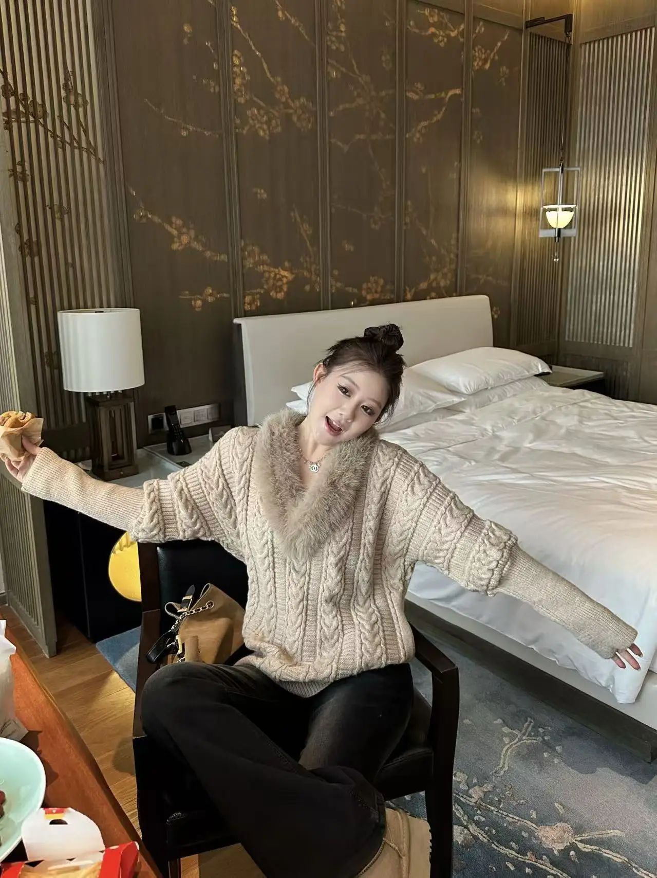 

Свободный вязаный свитер с V-образным вырезом для женщин больших размеров, с меховым воротником, утягивающий, повседневный, зимний, модный, для подростков