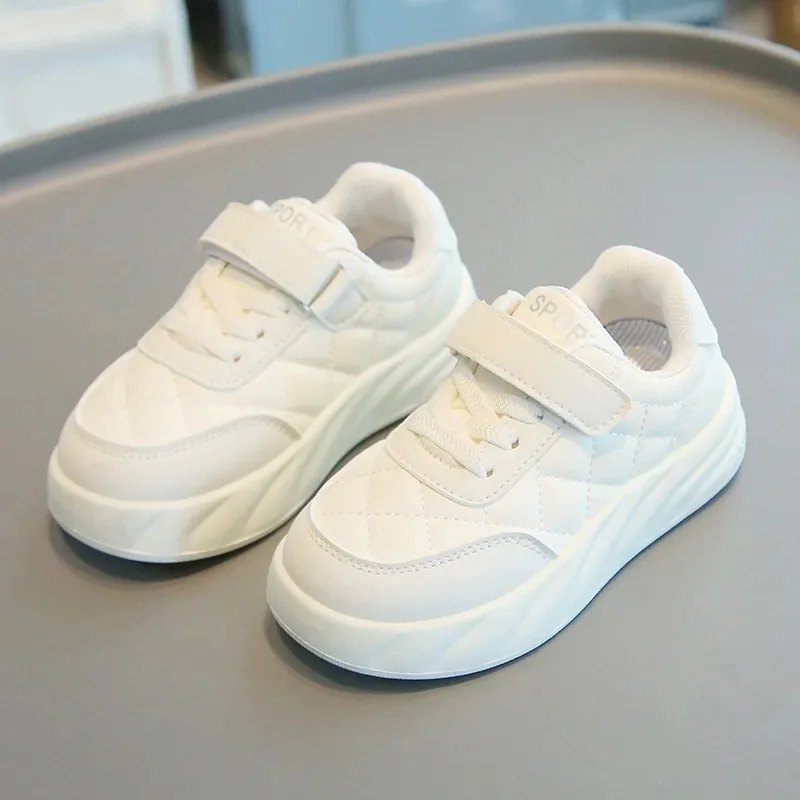 รองเท้าเด็กแบบสวมใส่สบายสำหรับฤดูใบไม้ผลิและฤดูใบไม้ร่วง รองเท้าผ้าใบเด็กผู้ชายแบบลำลอง น้ำหนักเบา พื้นนุ่ม รองเท้าผ้าใบเด็กผู้หญิงแบบตาข่ายสีขาว