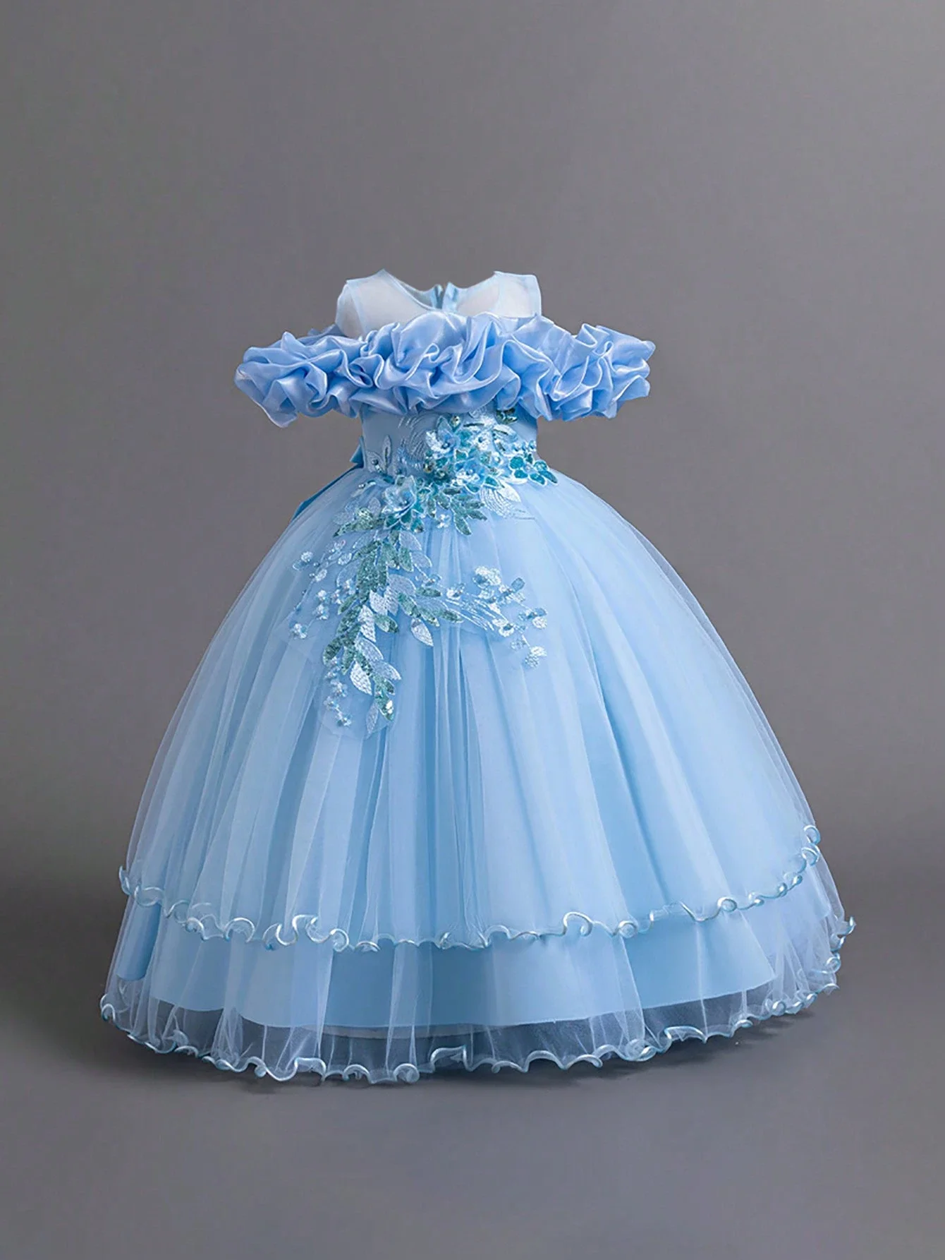Vestido de Tul Azul Cielo con Apliques Florales de Lentejuelas y Volantes en los Hombros