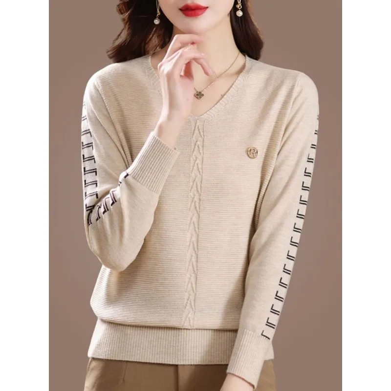 เสื้อฐานถักสําหรับผู้หญิง เสื้อใหม่สําหรับฤดูใบไม้ผลิ เสื้อสเวตเตอร์คอวีแขนยาวใหม่สําหรับผู้หญิง
