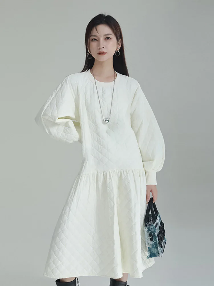 [EAM] Women White Pleated Cotton-padded Big Size Dress New Round Neck Long Sleeve Loose Fit Fashion Spring Auutmn 2024 1DF4414