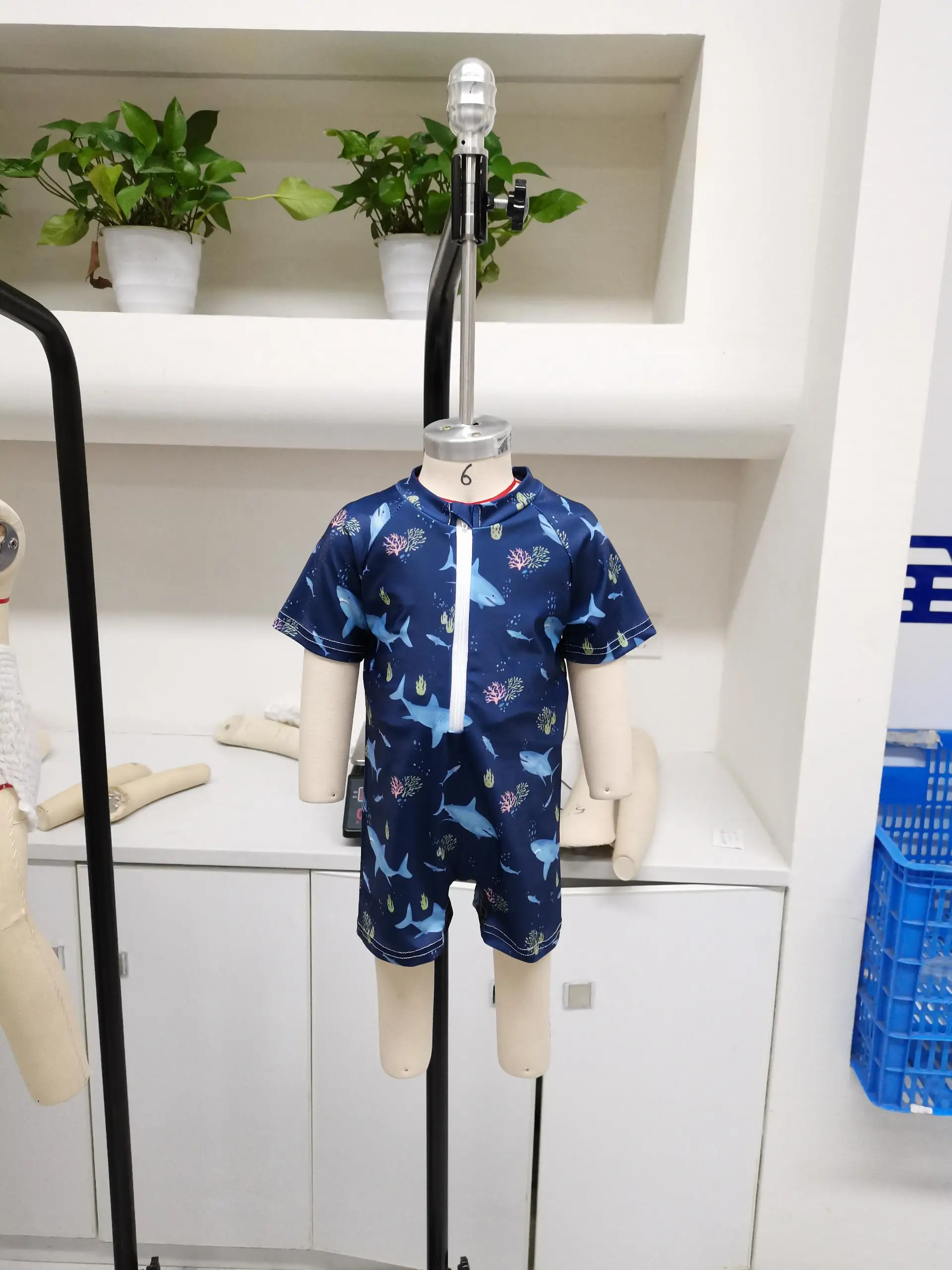 

Милый детский купальник для мальчиков и девочек с принтом акулы, с короткими рукавами, воротником-стойкой, на молнии, защита от солнца, летняя одежда для плавания для детей