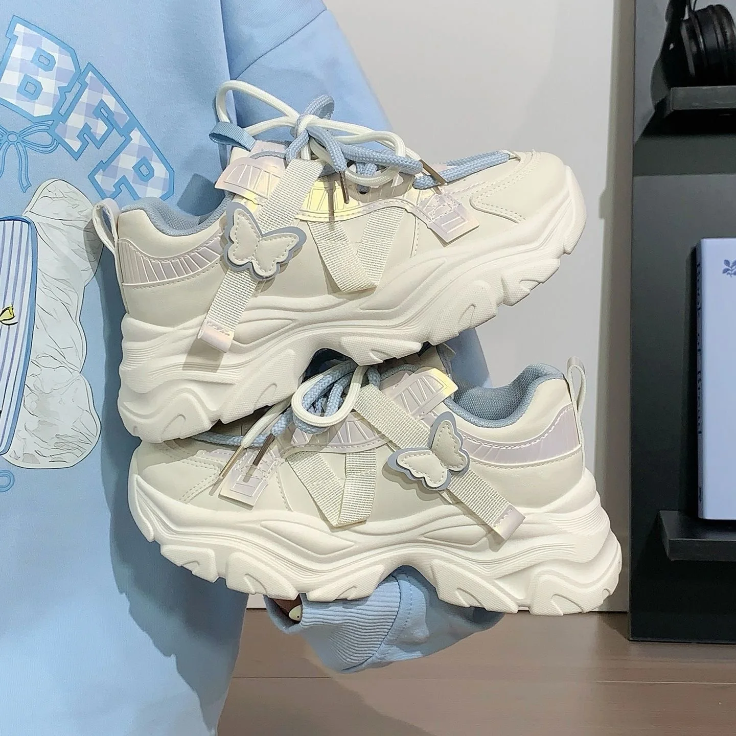 2026 Frühling Herbst Neue Damenmode Atmungsaktive Ultraleichte Dad-Sneaker im Butterfly-Stil mit dicker Sohle und erhöhtem Absatz – Detail 2