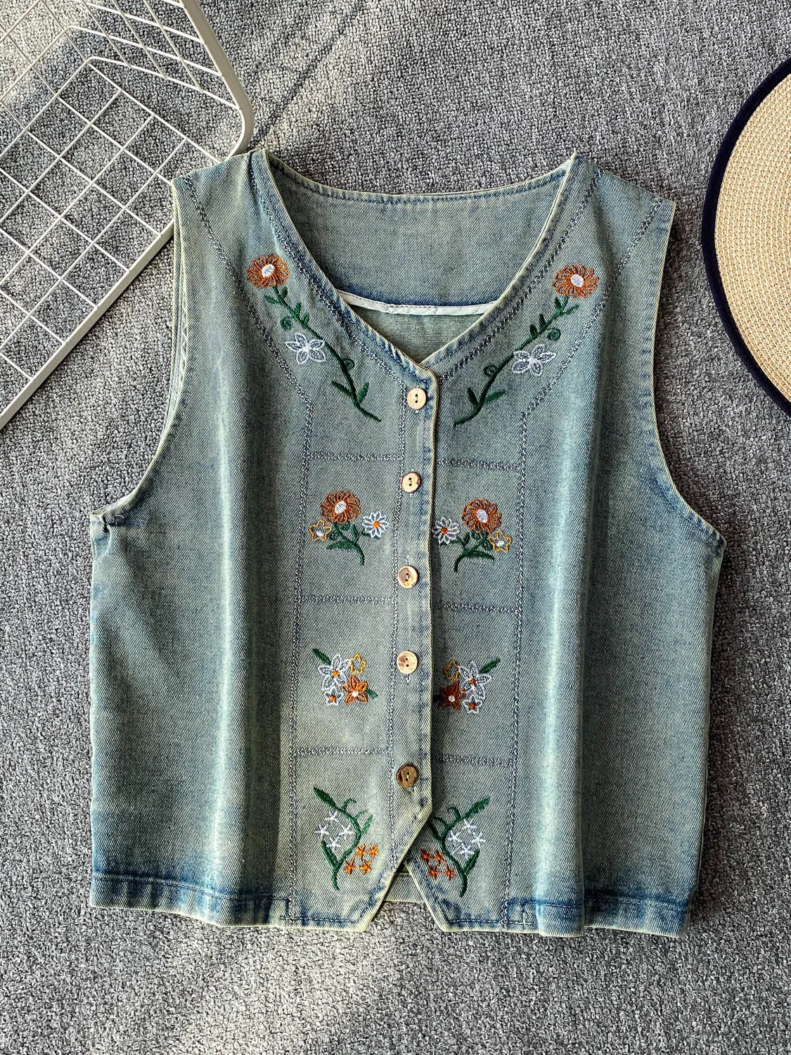 

Sweet Floral Embroidery V-Ne Svel Loose Slimming Design Single Button Denim Vest Women's Casual Comfortable Top