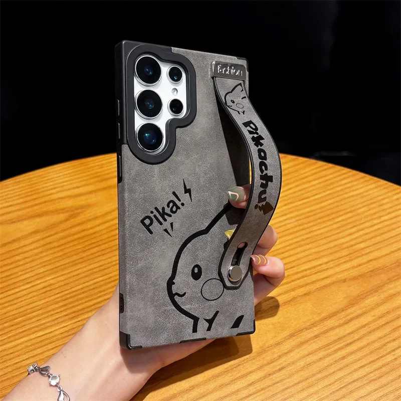 Funda de teléfono magnética con textura de cuero y correa para muñeca de Pikachu de dibujos animados para Samsung Galaxy S25 S24 S23 Ultra Plus, funda a prueba de golpes