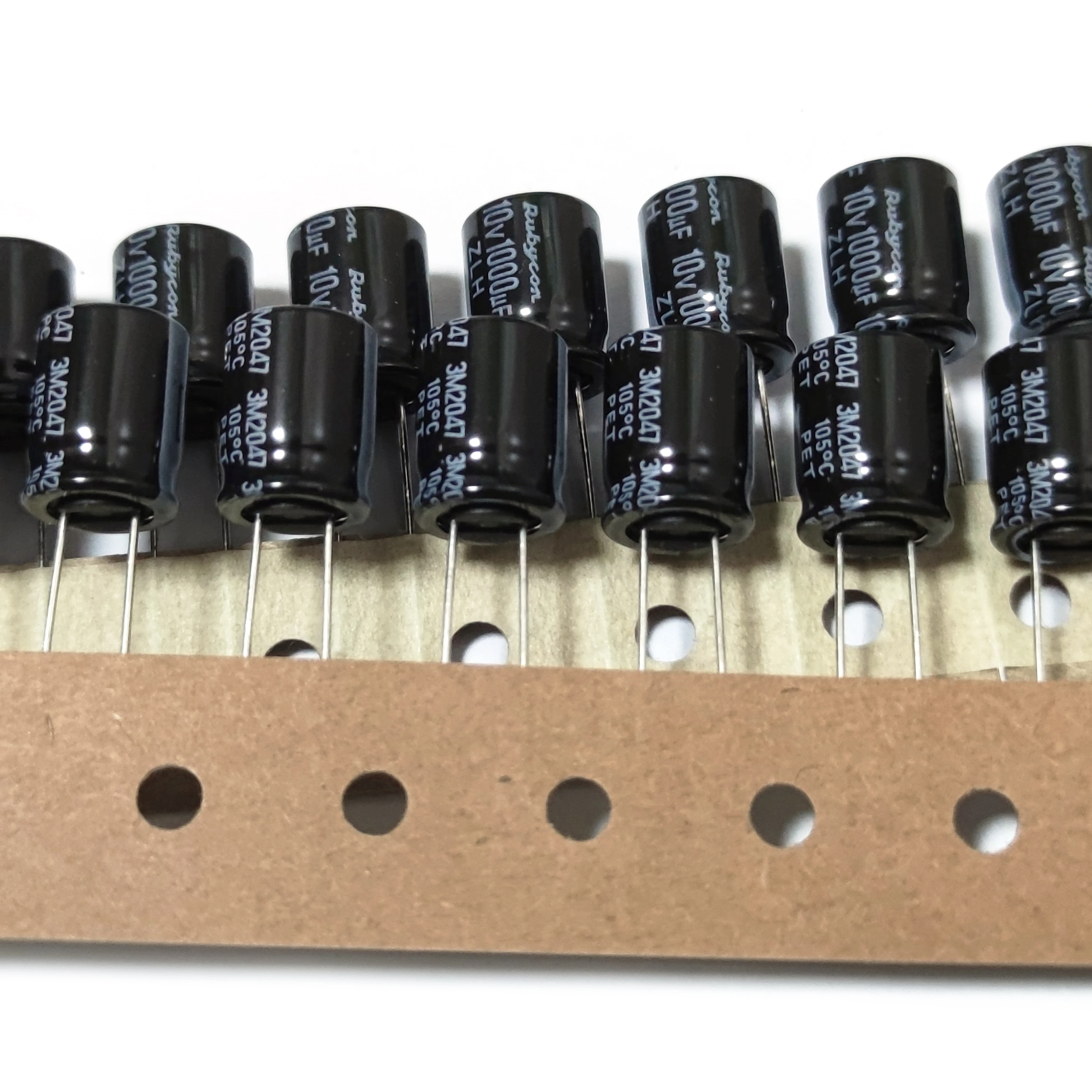 200 Stück 10V1000UF ZLH 10X12.5-T 10ZLH1000MEFCT810X12.5 Original brandneue Rubycon Elektrolytkondensatoren mit niedriger Impedanz und langer Lebensdauer