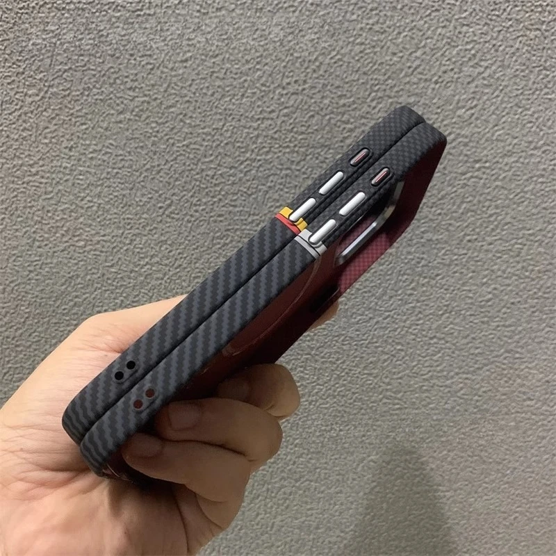 Casing Pelindung iPhone 15 16 17 Pro Max dengan Desain Garis Kontras Warna Carbon Relief, Dilengkapi MagSafe, Pelindung Lensa Kamera, dan Bahan PC