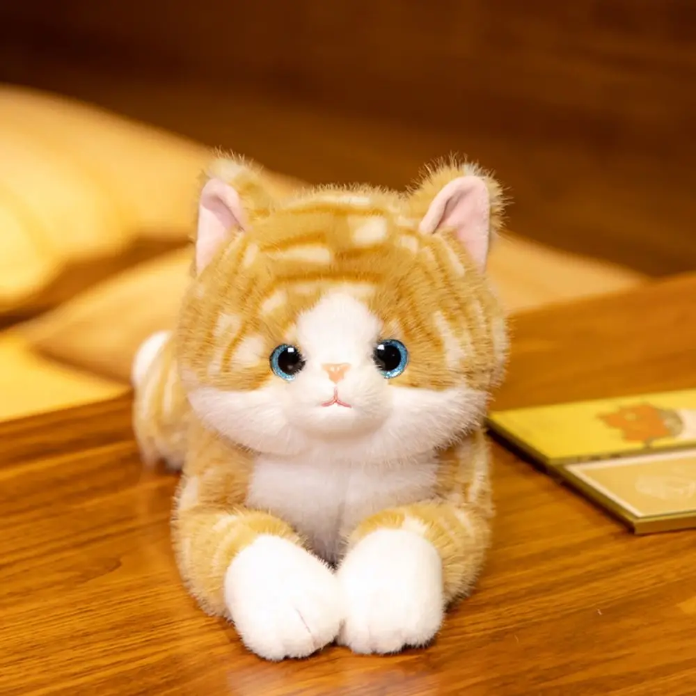 Brinquedos de gatinho fofinho adorável deitado propenso imitação de brinquedos de gato deitado bonito textura macia simulação de gato de pelúcia uso de escritório