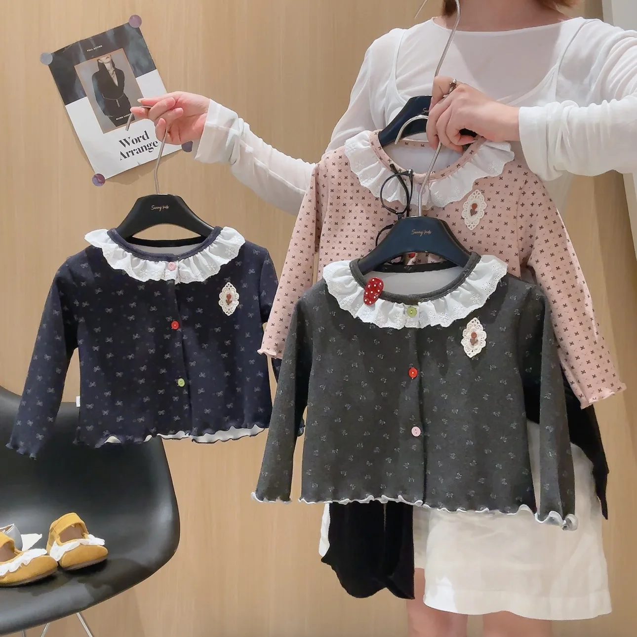 Baby-Mädchen-Set: Oberteil mit Spitze und Rüschenkragen + ausgestellte Hose, 2-teiliges Set, neues Herbst-Outfit für Kinder, mit Schleifenmuster, lässige Freizeitkleidung. – Detail 6